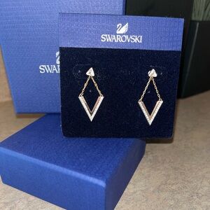 Swarovski crystal delta pierced v shape dangling earrings. Rose gold 💫